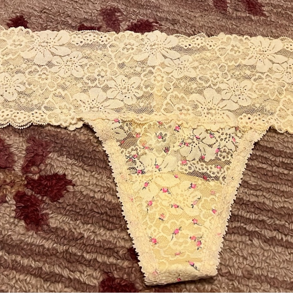 NEW MED VS PINK THONGS